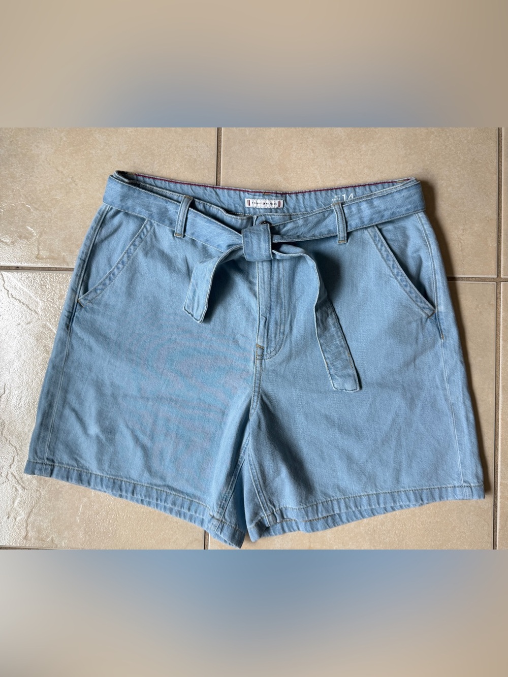 Tommy Hilfiger Women's High Rise Denim Belted Shorts Light Wash Size 14 Cotton